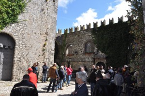 turisti aci storico torre caietani