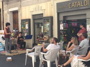 un libro tira l'altro