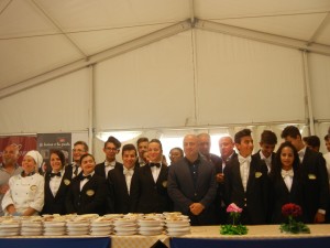 ottaviani-gagliardi-e-piacentini-con-i-ragazzi-che-hanno-lavorato-alla-festa
