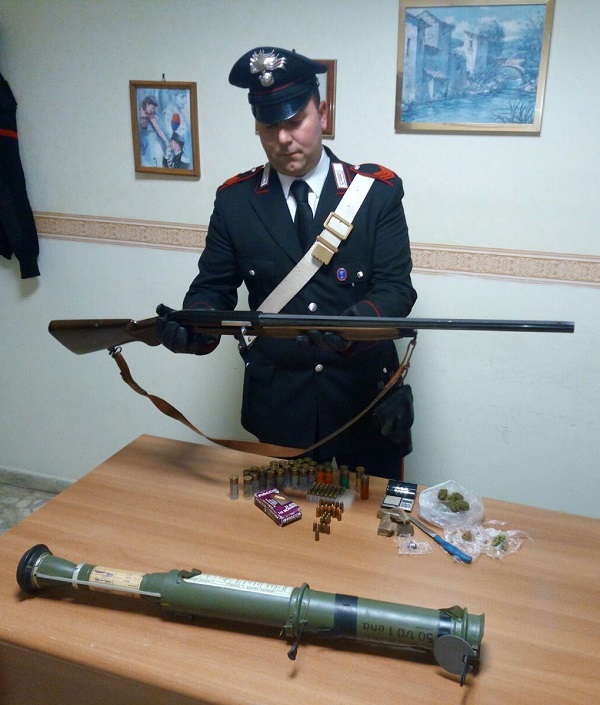 palestrina-le-armi-sequestrate-dai-carabinieri-2