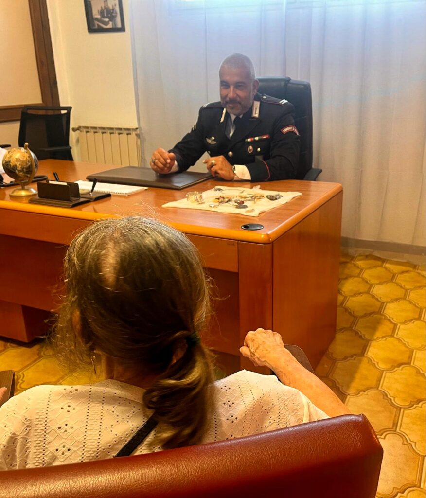 ANZIO - I Carabinieri con lanziana vittima - TG24.info