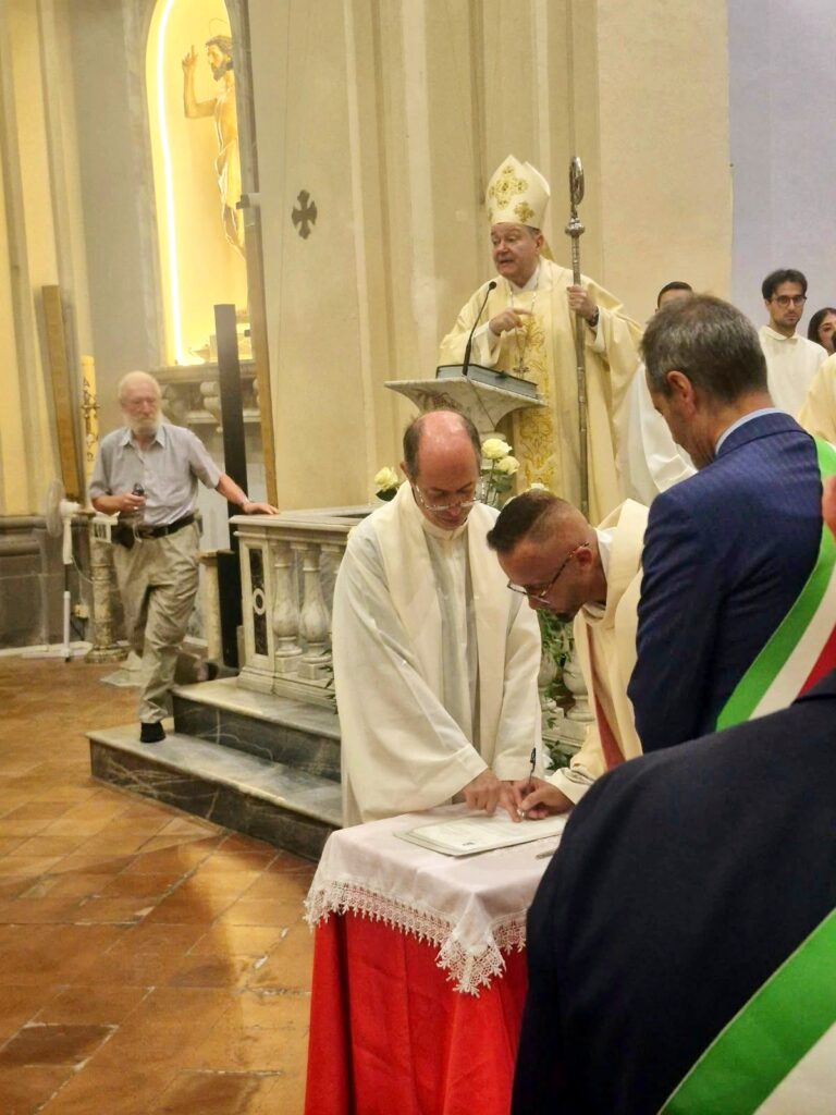 Ingresso del nuovo parroco e del nuovo vicario dellUnità pastorale del centro 5 - TG24.info