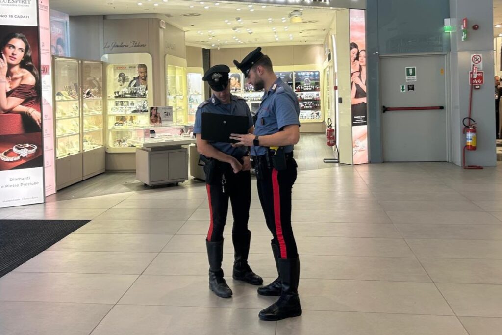 PIAZZA DANTE - Carabinieri intervenuti presso il centro commerciale Happio 2 - TG24.info