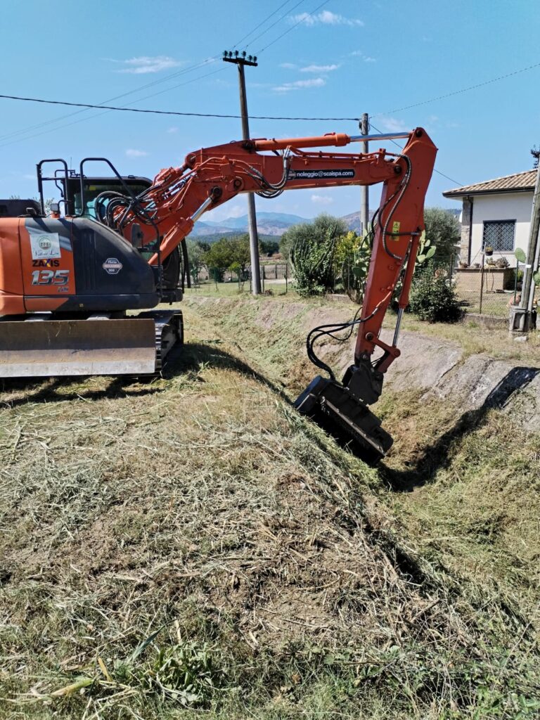 01 - Pontecorvo - Rio Fontana di Legge - escavatore con trincia - TG24.info