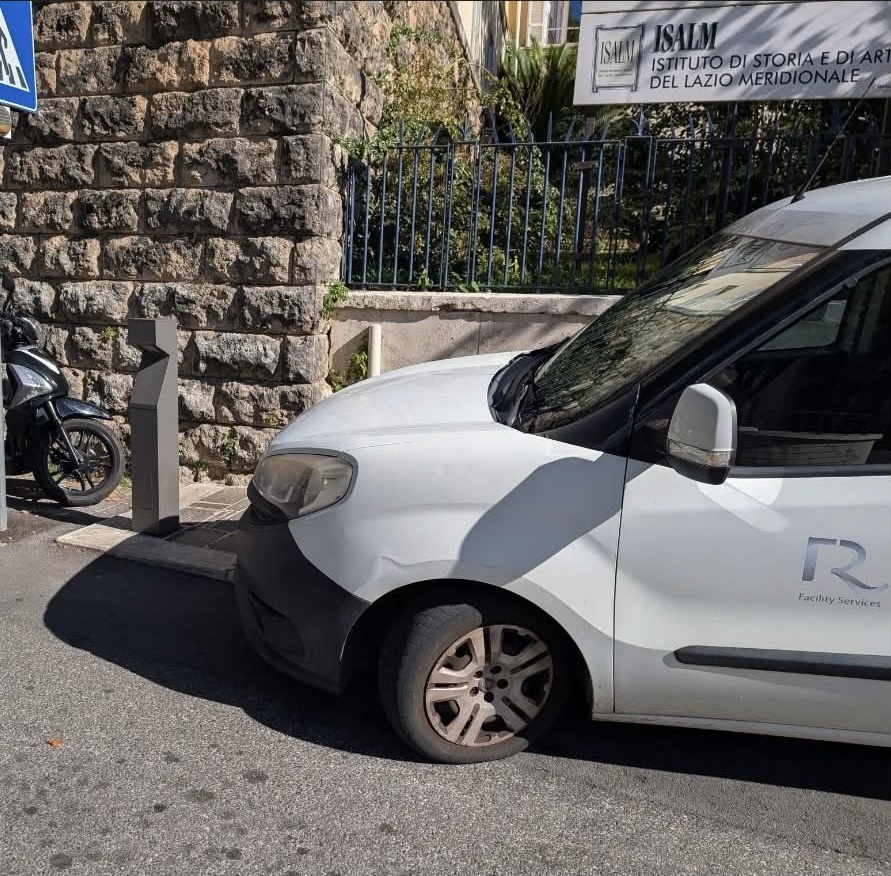 Anagni Parcheggio sulla discesa disabili - TG24.info